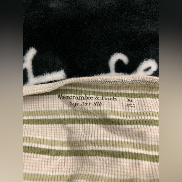 Soft A&F Rib Off-The-Shoulder Cropped Tank - Picture 5 of 6